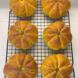 Come fare i panini alla zucca soffici fatti in casa, ricetta facile