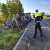 L’autobetoniera si ribalta: salvo il giovane autista