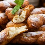 Trecce brioche fritte senza uova: soffici, profumate e irresistibili