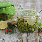 Olive verdi in salamoia e aromi