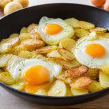 Patate e uova in padella: la cena economica pronta in 30 minuti