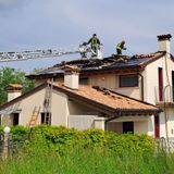 Incendio in località Crosara, a fuoco il tetto in legno di un’abitazione. Pompieri al lavoro