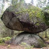 Kummakivi: L'Enigma della Roccia in Equilibrio