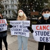 Gobierno de Biden perdonará deudas estudiantiles