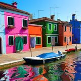 Burano l’isola dove ogni casa racconta una storia attraverso il colorea