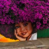 Fábio Gomes Trindade, l’artista brasiliano che fonde murales e alberi vivi in ritratti straordinari