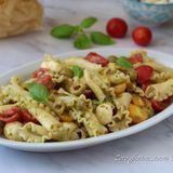 Pasta fredda con pesto, pomodorini e mozzarelline