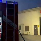 A fuoco il quadro elettrico: intervento dei pompieri in un’azienda di cromatura – VIDEO