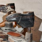 Trabajo como zapatero siguiendo una lista de reglas extrañas