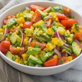 Insalata di Mais e Avocado: la Ricetta Estiva Fresca con Pomodorini