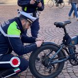 Sfreccia sulla provinciale con la bici elettrica modificate. Multa di 6000 euro
