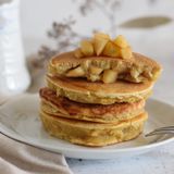 Pancake ripieni di mele e cannella, soffici e facili