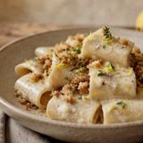 PACCHERI CON RICOTTA AL LIMONE E CRUMBLE DI PANE ALLE ERBE