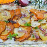 Fette di zucca e patate con cipolla al forno