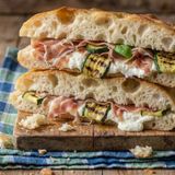 Focaccia con zucchine grigliate, stracchino e prosciutto crudo