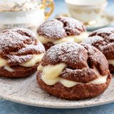 Bignè con pasta choux al cioccolato farciti con crema pasticcera