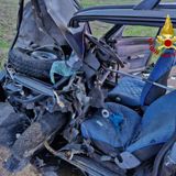 Violento scontro quasi frontale fra due auto: un morto e un ferito grave