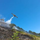 Incendio a Crespadoro: task force di pompieri e AIB a protezione delle case