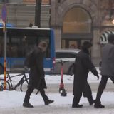 Temperature da record in Scandinavia: -43,6 gradi. Il gelo blocca le persone in strada