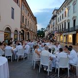 Total White sotto le stelle: 350 ospiti e boom di prenotazioni per la Cena di Gala in Corso Garibaldi