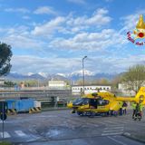 L’autocarro si ribalta nella fossa di scarico: operatore ferito soccorso in eliambulanza