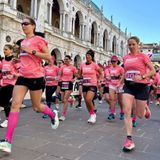 Piazza dei Signori in rosa: 600 donne unite per la maratoneta Anna Zilio. Video