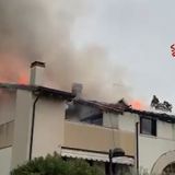 Violento incendio nel tetto di un condominio: danneggiate due mansarde – FOTO / VIDEO
