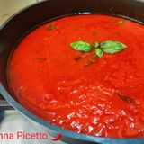 Sugo di pomodoro semplice con passata o pelati o pomodori freschi