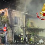 Prende fuoco l’auto elettrica: casa devastata dalle fiamme