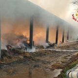 Capannone pieno di foraggio divorato da un incendio – VIDEO