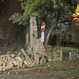 Crolla un muro esterno della chiesetta del X secolo dedicata a San Giorgio, detriti in strada