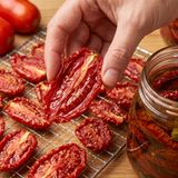 Pomodori secchi fatti in casa: 3 metodi per essiccarli e come conservarli