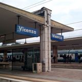 Utente investito sui binari in stazione a Vicenza. Soccorsi in corso e treni fermi