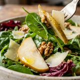 Insalata autunnale con pere, noci e formaggio: pronta in 10 minuti