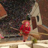 Una tradizione lunga trent’anni: torna la discesa della Befana dal campanile