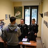 Portano dai carabinieri uno zaino smarrito: all’interno c’erano 1500 euro