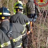 Scivola nel Brenta e rimane aggrappato a un ramo: salvato dai pompieri