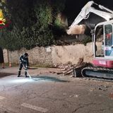 Muro pericolante rischia il crollo dopo l’implosione del tetto, intervengono i pompieri  – VIDEO