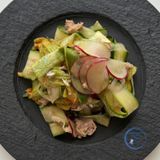 Insalata estiva con zucchine, cetrioli e fiori di zucca