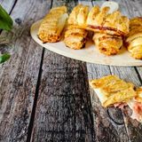 Trecce di sfoglia con prosciutto e pomodoro: il finger food sfizioso e dal cuore filante
