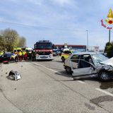 Schianto sul confine: grave ragazzina sbalzata fuori e finita sotto l’altra auto