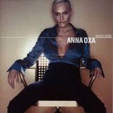 Anna Oxa. "Senza pietà" vinse il Festival di Sanremo del 1999, e racconta che con coraggio e oltre ogni difficoltà ci si arrenderà all'amore