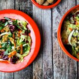 Insalata mista con noci: il piatto ricco di verdure di stagione, dalla sorprendente nota croccante.