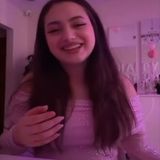 🥹🎉 تفتح هدايا عيد ميلادها من صديقاتها في الجامعة! 🎀❤️