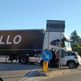 Scontro fra auto e tir alla rotatoria, traffico in tilt