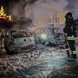 Auto in fiamme nella notte per cause sconosciute. Intervento dei pompieri