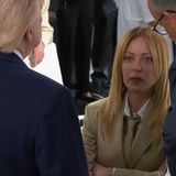 Trump “sbarella” contro Meloni: “Al G7 ha implorato una foto con me”. Dura replica della premier