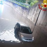 Auto immersa in acqua nel sottopassaggio. Chiamata ai pompieri per il recupero