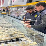 Controlli nei supermercati: alimentari scaduti in vendita, alcuni con muffa. Multe per 20 mila euro
