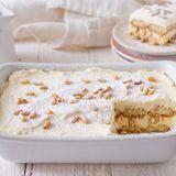 Tiramisù torta della nonna: dolce con crema e pinoli